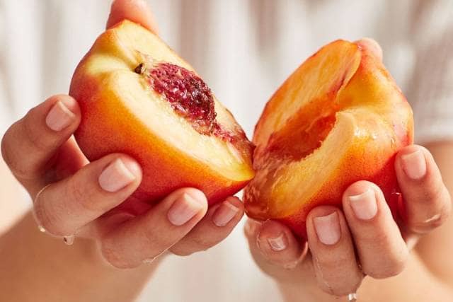 Как правильно есть персик?
