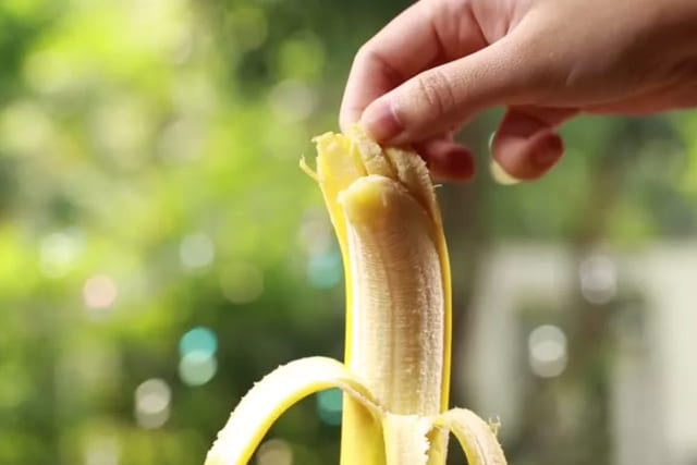 Как правильно чистить банан?