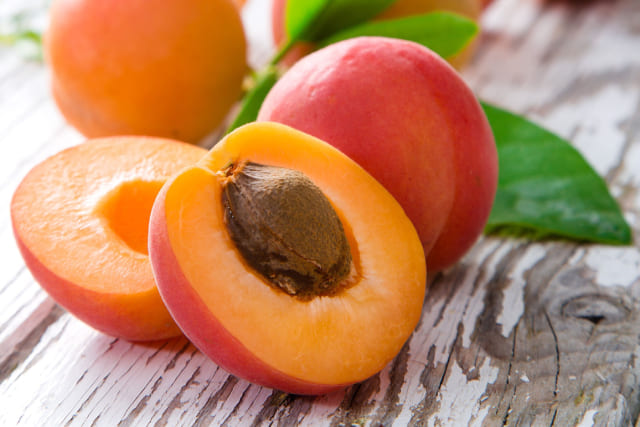 Спелые плоды абрикоса